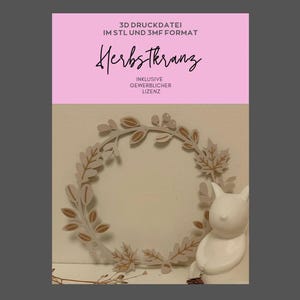 Könnte beinhalten: Eine 3D-Druckdatei für einen Kranz mit Blättern und Beeren, mit dem Text 3D DRUCKDATEI IM STL UND 3MF FORMAT, Herbstkranz und INKLUSIVE GEWERBLICHER LIZENZ. Der Kranz ist hellbeige mit braunen Akzenten und steht neben einer weißen Hasenfigur.