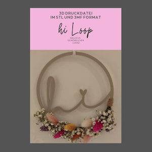 Könnte beinhalten: Ein grauer Holzkranz mit den Worten "hi Loop" und einem Blumenarrangement aus weißen, rosa, orangefarbenen und lila Blumen. Der Text "3D Druckdatei" und "inklusive gewerblicher Lizenz" sind ebenfalls sichtbar.