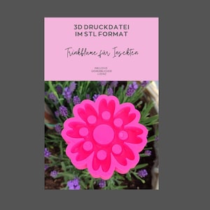 Puede incluir: Un objeto rosa brillante en forma de flor, posiblemente impreso en 3D, descansa sobre flores de lavanda. La imagen incluye texto en alemán: "3D DRUCKDATEI IM STL FORMAT" y "Trinkblume für Insekten."