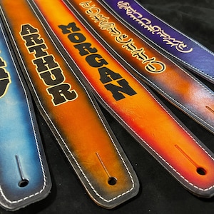 Sangle de guitare en cuir, personnalisée avec des lettres personnalisées, couleurs personnalisées au choix, sangle de guitare, cadeau pour musicien, fabriquée à la main aux États-Unis