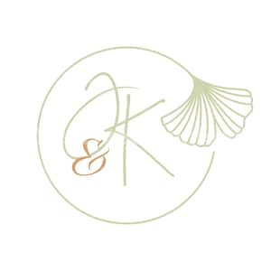 May include: A green circle with a white outline contains the text "&" in a brown font and the text "秋" in a green font. A green ginkgo leaf is partially visible outside the circle.