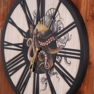 Orologio da parete in legno dipinto a mano raffigurante un polpo in stile steampunk - Cornice metallica immagine 4
