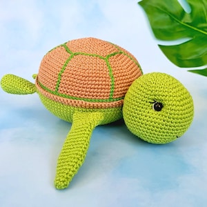 Musical crochet turtle pattern, amigurumi tortoise tutorial, pull string music box toy (English, Deutsch) – Ted, the Turtle