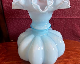 Jarrón Fenton Blue Overlay con forma de melón y borde ondulado de 20 cm (8 pulgadas), estilo moderno de mediados de siglo.