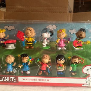 The Peanuts Gang is all here  collectors figure set of 10