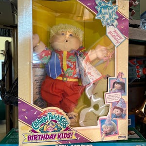 Muñeca Cabbage Patch Kids de cumpleaños para niños con certificado de nacimiento, rubia, Hasbro 1990