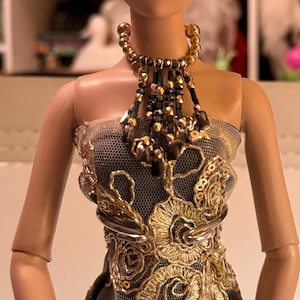 Könnte beinhalten: Ein Set aus drei Keramikbechern mit gesprenkelter, matter Oberfläche. Die Becher sind in den Farbtönen Creme, Hellgrau und Dunkelgrau gehalten. Jeder Becher hat ein schlichtes, minimalistisches Design, ideal für Kaffee oder Tee.