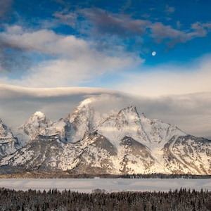 Moon over the Teton I Grand Teton National Park Wyoming Fine Art Kultbild Wandkunst Gefrorener Morgen Landschaftsfotografie Schneebedeckte Spitze