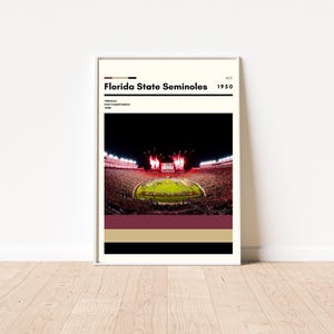 Puede incluir: Un dise&ntilde;o gr&aacute;fico que presenta una vista nocturna de un estadio de f&uacute;tbol con fuegos artificiales explotando sobre el campo. El texto "Florida State Seminoles" y "ACC 1950" est&aacute; en la parte superior del dise&ntilde;o.