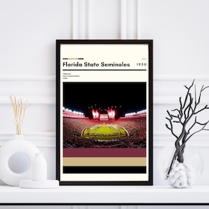 Puede incluir: Un p&oacute;ster de estilo vintage que presenta un partido nocturno en el Doak Campbell Stadium, hogar de los Florida State Seminoles. El p&oacute;ster es de color granate, dorado y negro con el texto "Florida State Seminoles 1950 ACC".