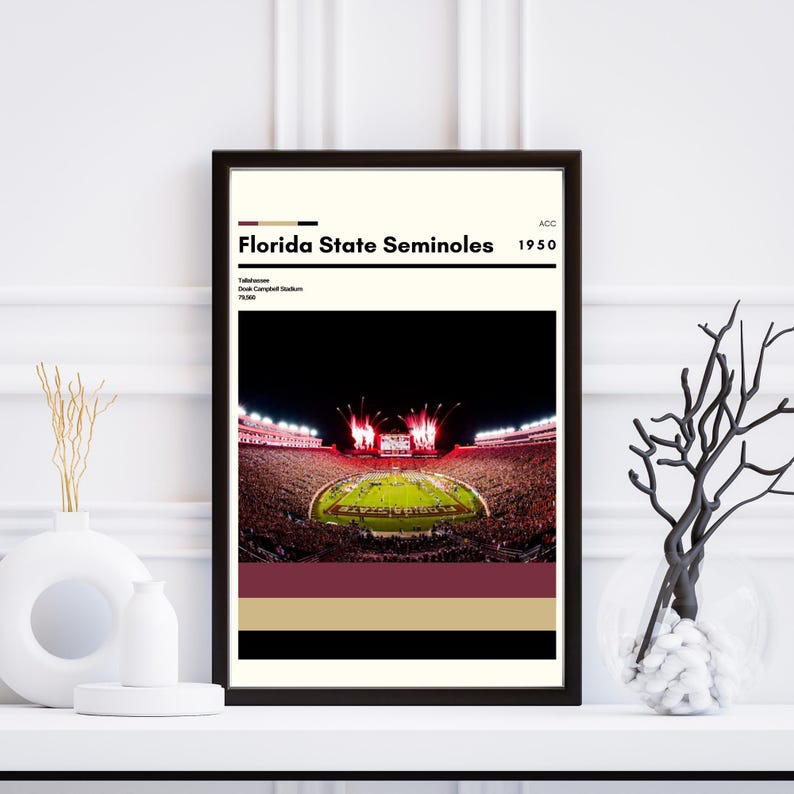 Puede incluir: Un p&oacute;ster de estilo vintage que presenta un partido nocturno en el Doak Campbell Stadium, hogar de los Florida State Seminoles. El p&oacute;ster es de color granate, dorado y negro con el texto "Florida State Seminoles 1950 ACC".