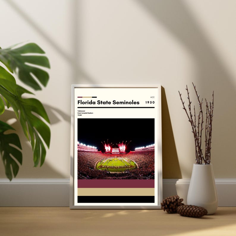 Puede incluir: Un p&oacute;ster de estilo vintage con una foto en blanco y negro de un estadio de f&uacute;tbol por la noche con fuegos artificiales explotando sobre el campo. El p&oacute;ster tiene el texto "Florida State Seminoles" y "ACC 1950" en una fuente en negrita sin serif.
