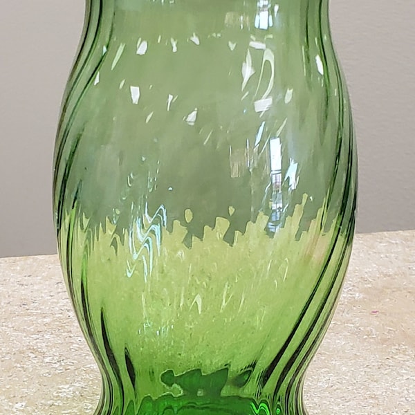 Vintage Mid-Century Anchor Hocking Emerald Green Swirl Ribbed Optical Vase With Ruffled Neck Goings Collectibles