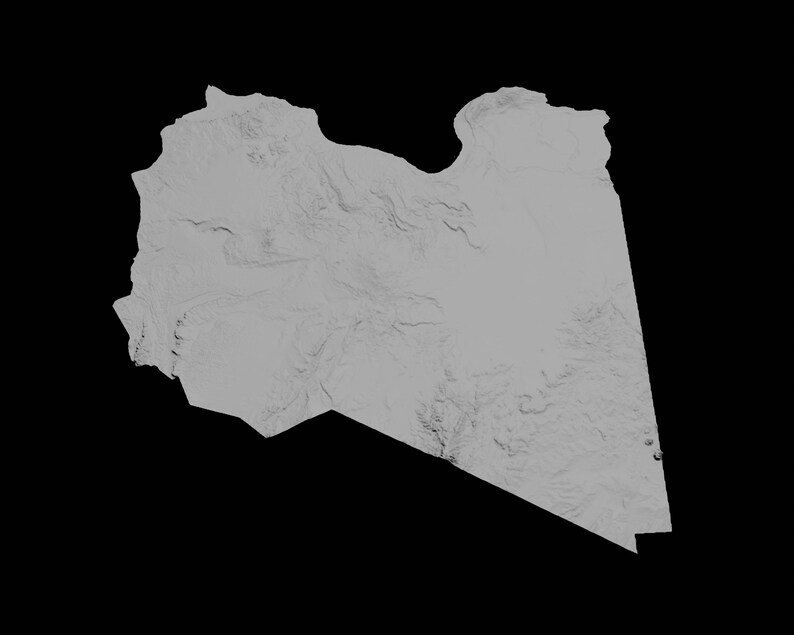 Puede incluir: Un mapa topogr&aacute;fico en escala de grises de Libia, que muestra el terreno variado del pa&iacute;s.
