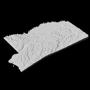 Może przedstawiać: Tr&oacute;jwymiarowa wizualizacja mapy topograficznej g&oacute;rzystego regionu. Mapa jest zacieniona w odcieniach szarości, aby pokazać wysokość terenu.