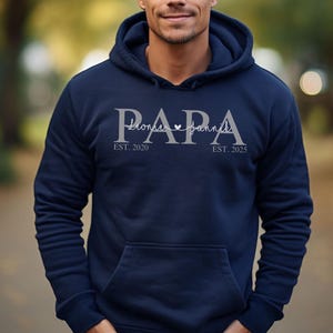 Personalisierter Papa Hoodie mit Name & Jahr, Geschenk für Vater, Vatertag Geschenk, werdender Papa Ankündigung, cooler Papa Pullover Shirt
