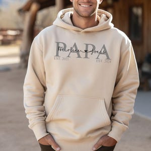 Personalisierter Papa Hoodie mit Name & Jahr, Geschenk für Vater, Vatertag Geschenk, werdender Papa Ankündigung, cooler Papa Pullover Shirt