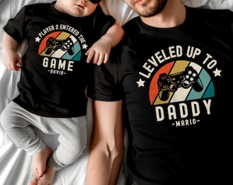 T-shirt "Leveled Up to Daddy", cadeau voor papa, vader-zoon outfit, bijpassende vader-dochter outfits, gepersonaliseerd T-shirt voor papa, Vaderdagcadeau