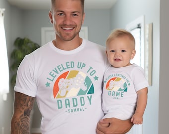 T-shirt "Leveled Up to Daddy", cadeau voor papa, vader-zoon outfit, bijpassende vader-dochter outfits, gepersonaliseerd T-shirt voor papa, Vaderdagcadeau