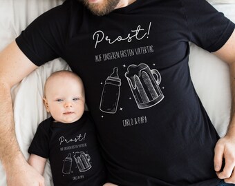 Erster Vatertag Partnerlook Geschenk für Papa, Baby, Sohn oder Tochter mit Namen, Tshirt und Babybody Geschenkidee für Papa personalisiert