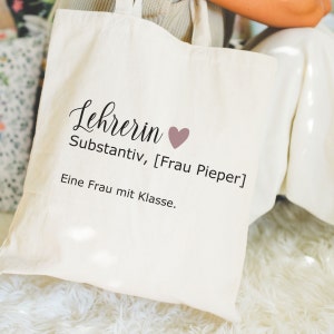 Jutetasche personalisiert mit Namen, Eine Frau mit Klasse Schultertasche, Lehrergeschenk personalisiert, Schule Abschiedsgeschenk Lehrerin