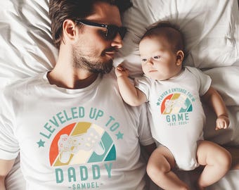 T-shirt "Leveled Up to Daddy", cadeau voor papa, vader-zoon outfit, bijpassende vader-dochter outfits, gepersonaliseerd T-shirt voor papa, Vaderdagcadeau