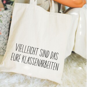 Può includere: Una borsa tote in tela bianca con testo nero che dice "Vielleicht sind das eure Klassenarbeiten".