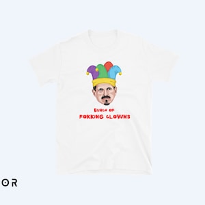 以下が含まれることがあります： ジョーカーの帽子をかぶった人物の漫画の画像と「Bunch of FOKKING CLOWNS」というテキストが書かれた白いTシャツ。