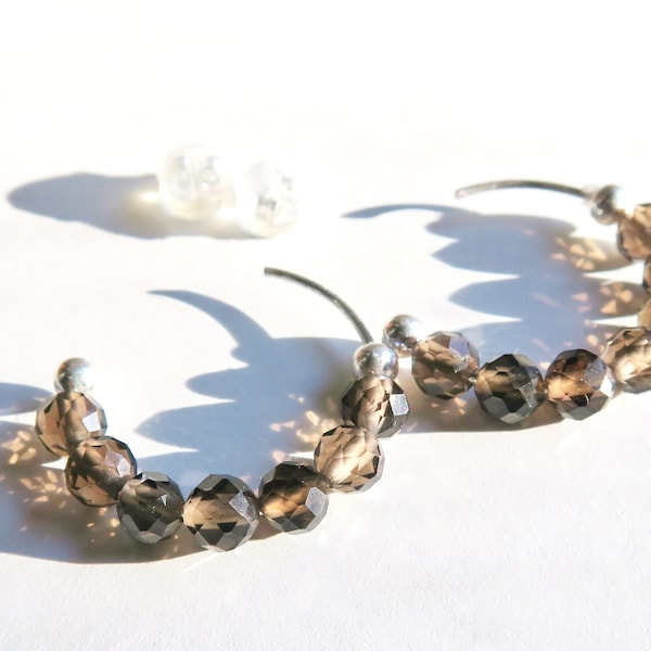 Boucles d'oreilles: Petites créoles en argent 925 et pierres naturelles, perles de Quartz Fumé.