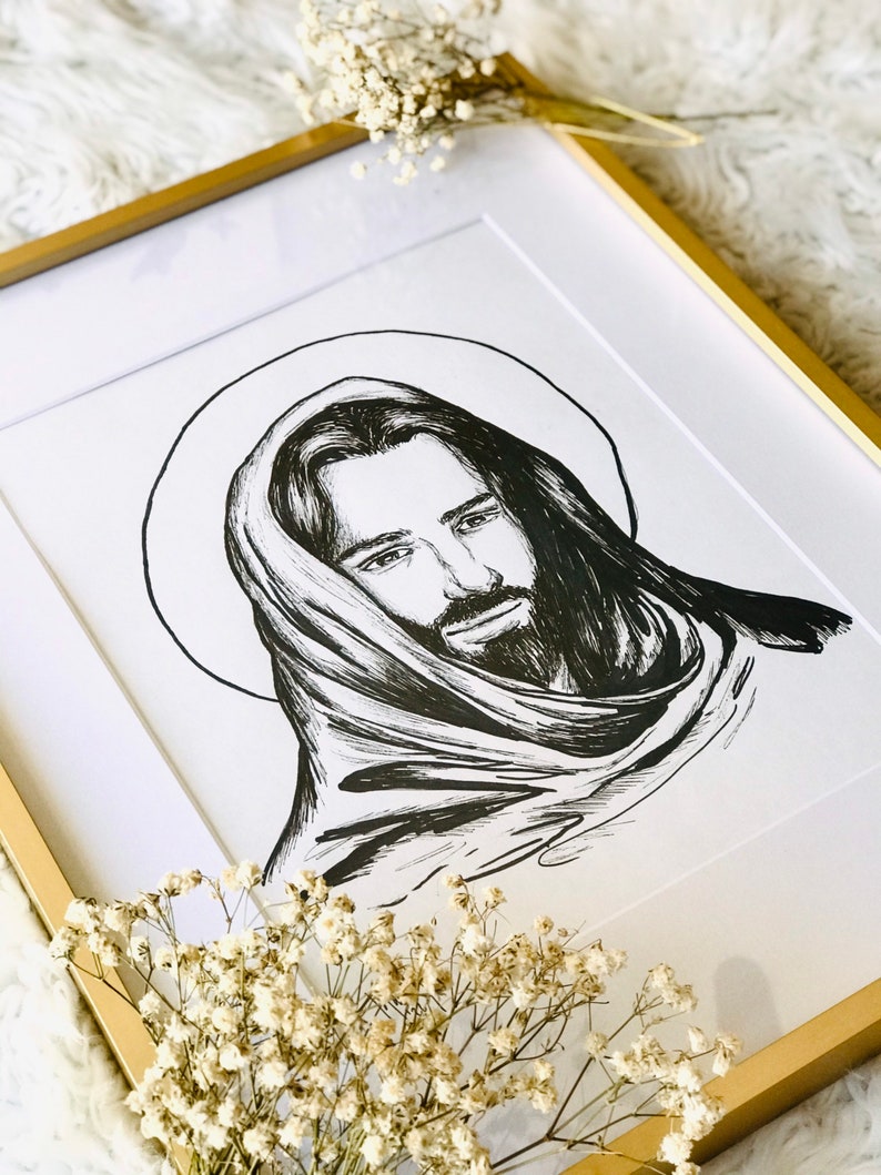 K&ouml;nnte beinhalten: Schwarz-wei&szlig;-Zeichnung von Jesus Christus mit Heiligenschein, der eine Robe tr&auml;gt und nach unten blickt. Die Zeichnung ist in einem goldenen Rahmen gerahmt.