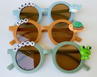 Personalisierte Sonnenbrille für Jungen. Personalisierte Sonnenbrille für Kleinkinder. Sonnenbrille mit Namen. Geschenk für einen kleinen Jungen. Personalisiertes Geschenk für Jungen
