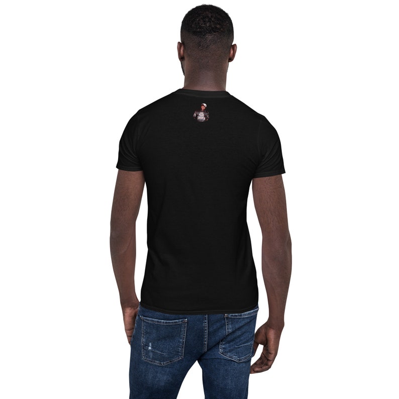 Puede incluir: Una camiseta negra con un peque&ntilde;o estampado gr&aacute;fico en la espalda.