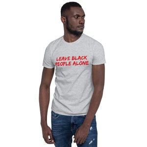 Puede incluir: Una camiseta gris jaspeada con el texto "LEAVE BLACK PEOPLE ALONE" en letras rojas.