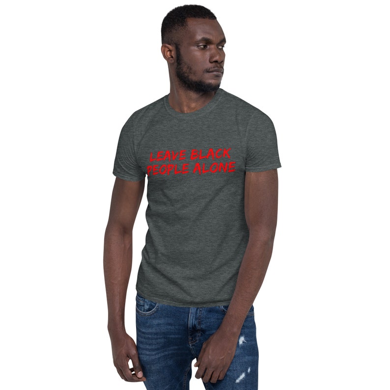 Puede incluir: Una camiseta gris oscuro jaspeada con el texto "LEAVE BLACK PEOPLE ALONE" en rojo.