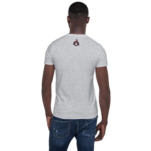 Puede incluir: Una camiseta de manga corta gris jaspeada con un peque&ntilde;o estampado gr&aacute;fico en la espalda.