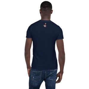 Puede incluir: Una camiseta azul marino con un peque&ntilde;o estampado gr&aacute;fico en la espalda.