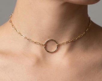 Halsband med hamrad O-ring i 14 karat guld | Eleganta choker-smycken