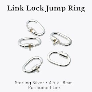 Puede incluir: Cinco anillos de salto Link Lock plateados. Los anillos tienen forma ovalada con un mecanismo de cierre. El texto en la parte inferior dice "Sterling Silver • 4.6 x 1.8mm Permanent Link".