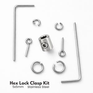 Puede incluir: Un kit de cierre Hex Lock de acero inoxidable con varios componentes, incluyendo un hex lock, pasadores de ojo, anillas y llaves hexagonales. El kit está diseñado para aplicaciones de 5x5 mm.
