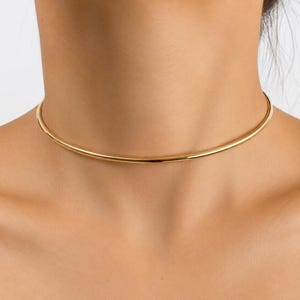 14k gult guldfyllt halvrund styv halsband 4 mm | Hex Lock Lock Day Collar