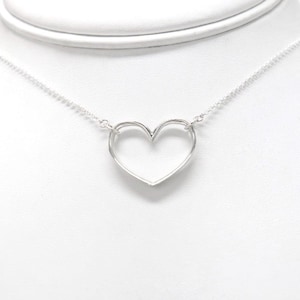 Collar gargantilla minimalista con aro en forma de corazón de plata de ley – Joyería minimalista para simbolizar un compromiso.