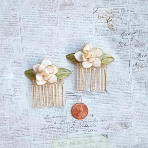 Mini peinetas de flores de gardenia doradas (individual o en juego de 2)