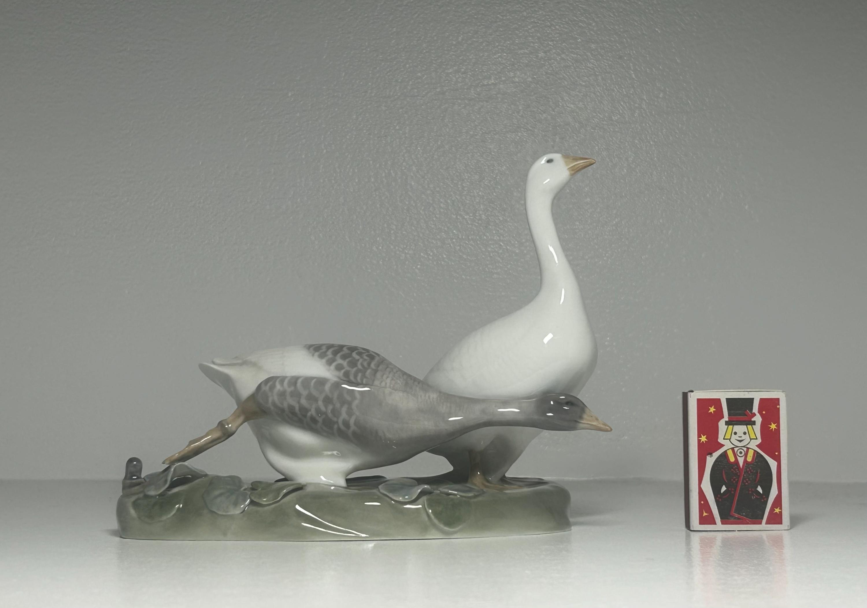 ロイヤルコペンハーゲン女性とガチョウのフィギュア ロイヤルコペンハーゲン ＃527 ガチョウと少女 のフィギュリン