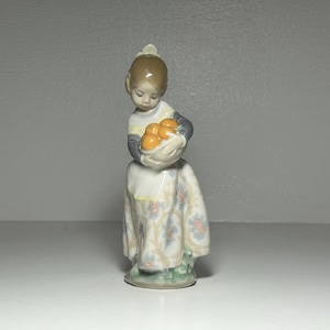 ヴィンテージ NAO by Lladro フルーツバスケットを持つ少女の ヴィンテージ NAO by Lladro フルーツバスケットを持つ少女の