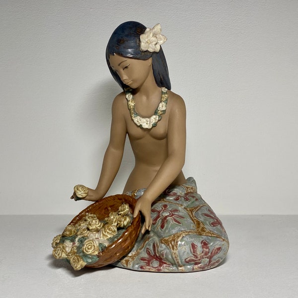 Lladro Espagne Grande Figurine VENDEUR DE FLEURS HAWAÏENNES. 28 cm Céramique Lladro .