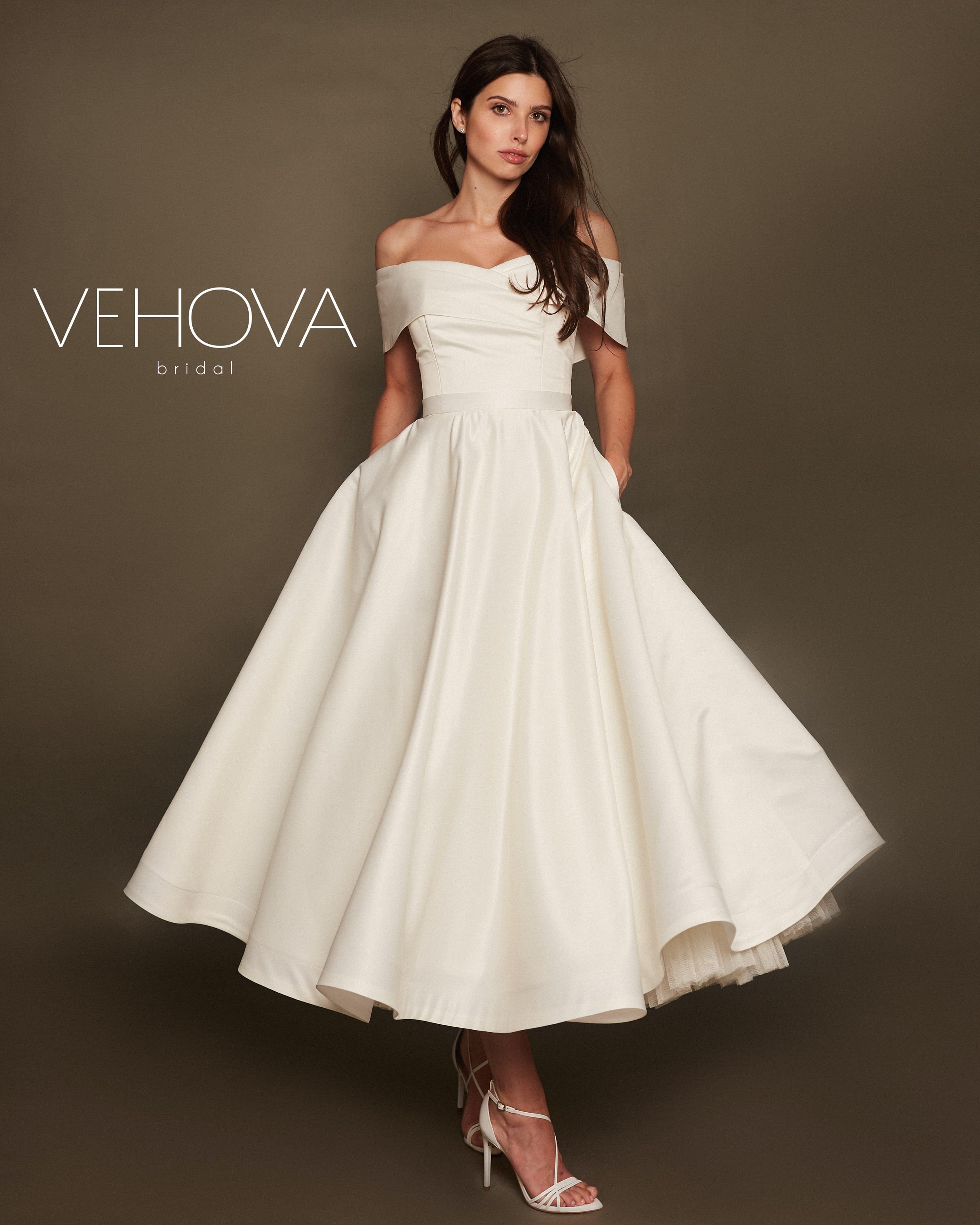 t length dress Retro Vintage Style Tea Floral Lace DV1043 Size 4 / White The structured boned bodice ensures a flattering and supportive fit Pink Lace Tea Length Formal
