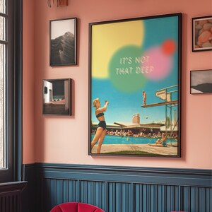Könnte beinhalten: Ein gerahmtes Poster mit einem bunten, abstrakten Hintergrund und dem Text "It's not that deep." Das Poster zeigt ein Vintage-Foto einer Frau im Badeanzug, die an einem Schwimmbad steht.