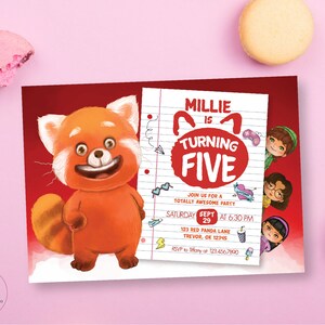 Può includere: Invito di compleanno con un personaggio di panda rosso dei cartoni animati. L'invito recita "Millie compie cinque anni" con i dettagli dell'evento. Il design include illustrazioni ed è ambientato su sfondo rosso, con macarons su una superficie rosa.