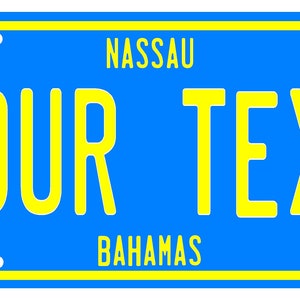 Könnte beinhalten: Ein blaues und gelbes Nummernschild mit dem Text "NASSAU BAHAMAS" und "YOUR TEXT" in Gelb.