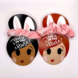 Cartão de Páscoa Scrunchie, Presente de Páscoa Scrunchie, O Amor Está na Lebre, Suporte de Scrunchie de Páscoa, Presente para Meninas, Lembrancinha de Cesta de Páscoa Scrunchie